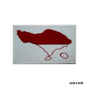 Può includere: Toppa ricamata bianca con un contorno rosso dell'isola di Bali. La toppa misura 9 cm x 6 cm.