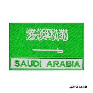 Puede incluir: Parche bordado verde con la bandera de Arabia Saudita y el texto "SAUDI ARABIA" en blanco. El parche mide 9 cm por 6,5 cm.