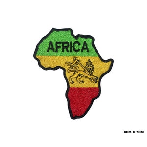Puede incluir: Un parche bordado con la forma del continente africano. El parche es verde, amarillo y rojo, con un león y un bastón en el centro. La palabra "AFRICA" está bordada en negro en la parte superior del parche. El parche mide 8 cm por 7 cm.