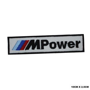 Puede incluir: Parche blanco bordado con un logotipo "M Power" negro y un logotipo BMW azul y rojo. El parche mide 10 cm por 2,5 cm.