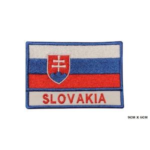 Pode incluir: Etiqueta bordada com a bandeira eslovaca com o brasão de armas do país e a palavra "SLOVAKIA" em letras brancas. A etiqueta mede 9 cm por 6 cm.
