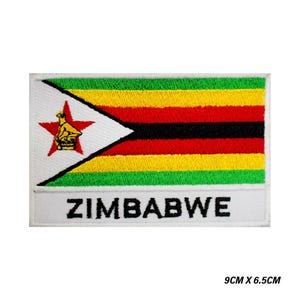 Könnte beinhalten: Ein gestickter Aufnäher mit der Flagge von Simbabwe. Die Flagge ist grün, gelb, rot und schwarz mit einem weißen Dreieck, das einen roten Stern und einen gelben Vogel enthält. Die Worte "ZIMBABWE" sind in Schwarz unter der Flagge gedruckt. Der Aufnäher ist 9 cm x 6,5 cm groß.