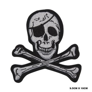 Peut inclure: Un écusson brodé noir et blanc représentant un crâne et des os croisés. Le crâne a un cache-œil noir et un sourire narquois. L'écusson mesure 9,5 cm sur 10 cm.