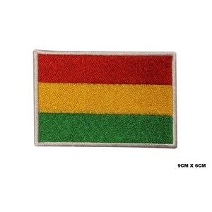 Puede incluir: Un parche bordado de color rojo, amarillo y verde con un borde blanco. El parche mide 9 cm por 6 cm.