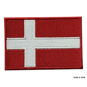 Puede incluir: Un parche bordado de la bandera danesa, con colores rojo y blanco. El parche mide 9 cm por 6 cm.