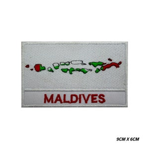 Puede incluir: Parche blanco bordado con un contorno rojo de las islas Maldivas y la palabra "MALDIVES" en letras rojas. El parche mide 9 cm por 6 cm.