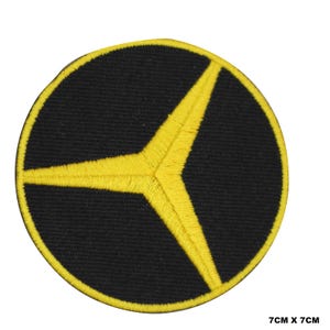 Può includere: Toppa rotonda ricamata con un design a stella gialla su sfondo nero, con bordo giallo. Misura 7 cm x 7 cm.