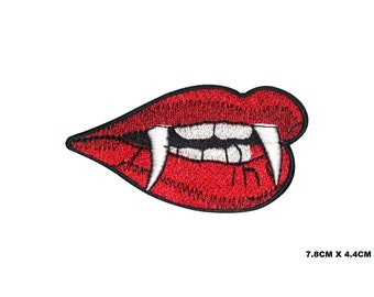 Puede incluir: Parche bordado con labios rojos y colmillos blancos prominentes. El parche tiene un contorno negro y está diseñado para coser o planchar sobre tela. Las dimensiones son 7,8 cm x 4,4 cm.