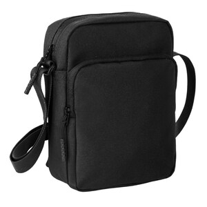 Pu&ograve; includere: Una borsa a tracolla nera rettangolare con uno scomparto principale con cerniera e una tasca frontale pi&ugrave; piccola. La borsa ha una tracolla lunga e regolabile e una maniglia superiore. Realizzata in materiale opaco resistente.