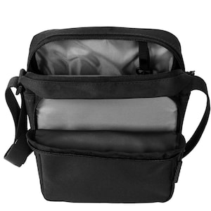 Pu&ograve; includere: Borsa a tracolla nera con pi&ugrave; scomparti, tra cui uno scomparto principale con cerniera e una tasca frontale con cerniera. La borsa ha una tracolla e una fodera interna grigia. La borsa &egrave; realizzata in un materiale resistente e impermeabile.
