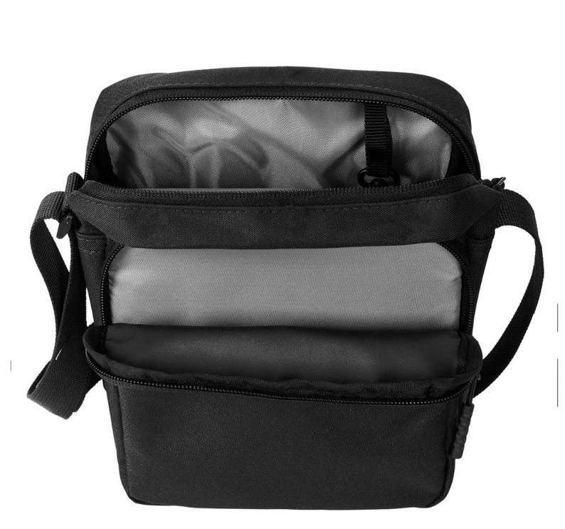 Pu&ograve; includere: Borsa a tracolla nera con pi&ugrave; scomparti, tra cui uno scomparto principale con cerniera e una tasca frontale con cerniera. La borsa ha una tracolla e una fodera interna grigia. La borsa &egrave; realizzata in un materiale resistente e impermeabile.
