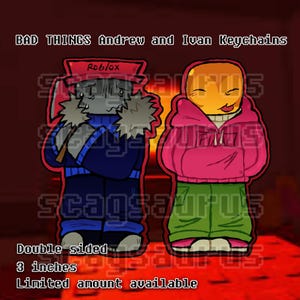 Könnte beinhalten: Doppelseitige Schlüsselanhänger mit Zeichentrickfiguren. Eine Figur trägt ein blaues Outfit und einen Roblox-Hut und hält eine Axt. Die andere Figur trägt einen rosa Kapuzenpullover und grüne Hosen. Jeder Schlüsselanhänger ist 7.6 cm groß.