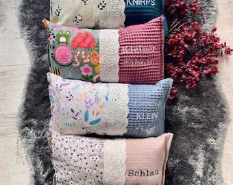 Kleines Kissen Deko | Baby-Kissen | Kinderkissen mit Spitze und Waffelpique, liebevoll bestickt & perfekt als Deko oder Geschenk zur Geburt