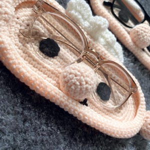 Gehäkelter Brillenhalter „Oma“ – liebevolles Geschenk für Großeltern – Brillenablage handgemacht