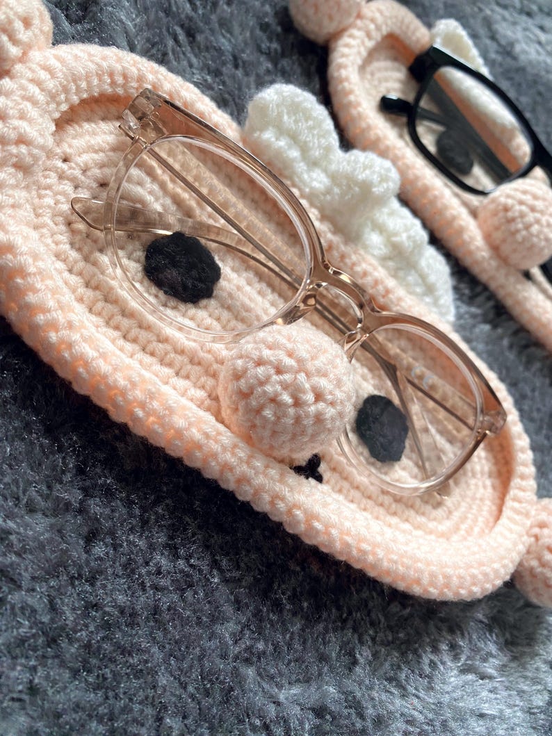 Gehäkelter Brillenhalter „Oma“ – liebevolles Geschenk für Großeltern – Brillenablage handgemacht