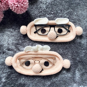 Gehäkelter Brillenhalter „Oma & Opa“ – liebevolles Geschenk für Großeltern – Brillenablage handgemacht
