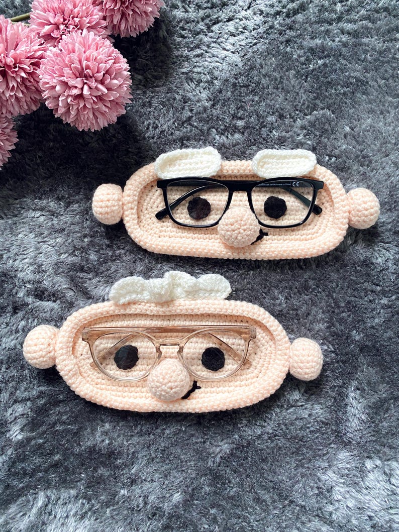 Gehäkelter Brillenhalter „Oma & Opa“ – liebevolles Geschenk für Großeltern – Brillenablage handgemacht