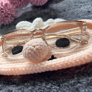 Gehäkelter Brillenhalter „Oma“ – liebevolles Geschenk für Großeltern – Brillenablage handgemacht