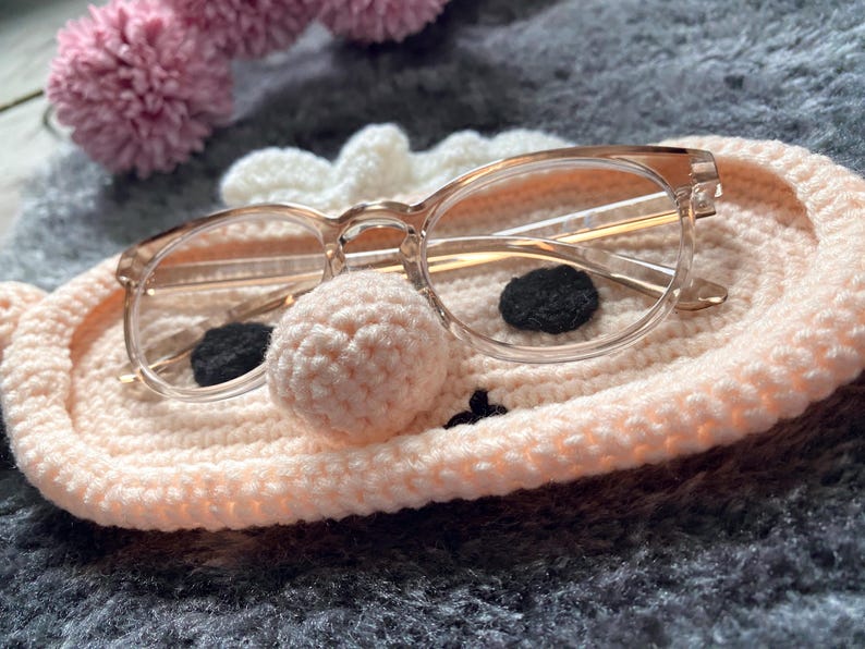 Gehäkelter Brillenhalter „Oma“ – liebevolles Geschenk für Großeltern – Brillenablage handgemacht