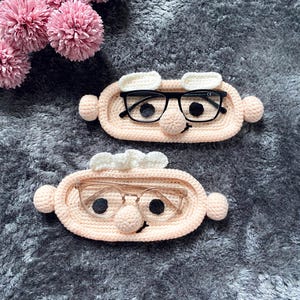 Gehäkelter Brillenhalter „Oma & Opa“ – liebevolles Geschenk für Großeltern – Brillenablage handgemacht
