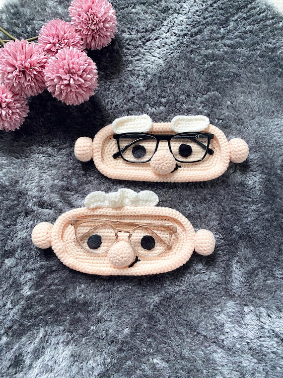 Gehäkelter Brillenhalter „Oma & Opa“ – liebevolles Geschenk für Großeltern – Brillenablage handgemacht
