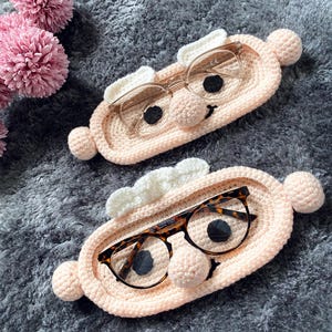 Gehäkelter Brillenhalter „Oma & Opa“ – liebevolles Geschenk für Großeltern – Brillenablage handgemacht mit unterschiedlichen Brillen