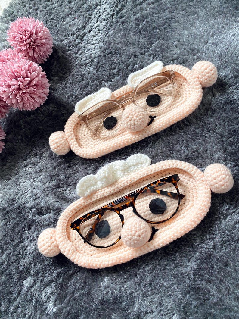 Gehäkelter Brillenhalter „Oma & Opa“ – liebevolles Geschenk für Großeltern – Brillenablage handgemacht mit unterschiedlichen Brillen