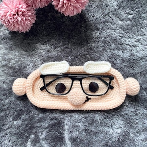 Gehäkelter Brillenhalter „Opa“ – liebevolles Geschenk für Großeltern – Brillenablage handgemacht