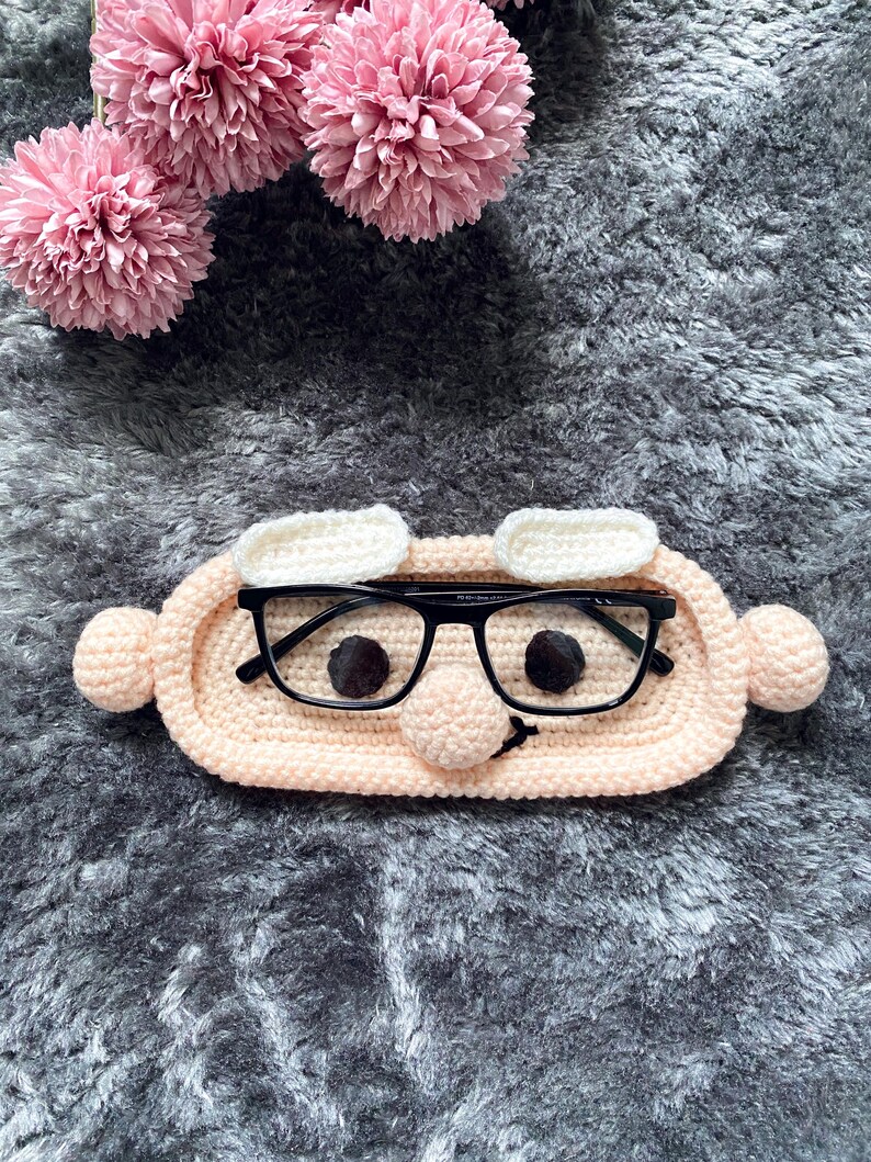 Gehäkelter Brillenhalter „Opa“ – liebevolles Geschenk für Großeltern – Brillenablage handgemacht