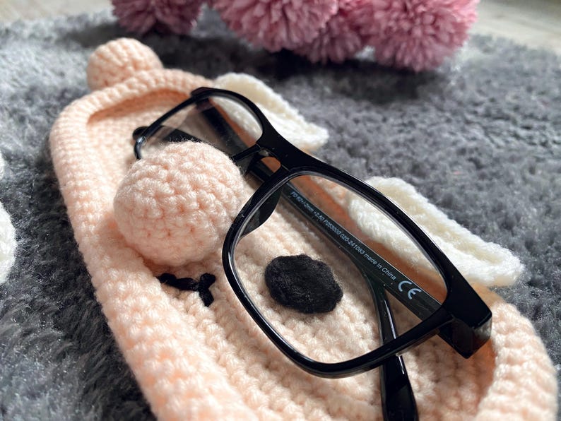 Gehäkelter Brillenhalter „Opa“ – liebevolles Geschenk für Großeltern – Brillenablage handgemacht