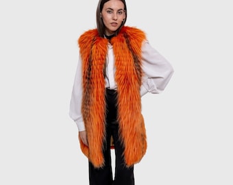 An impressive orange fox vest,elegant and cozy, a warm outwear.