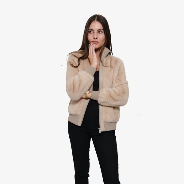 BOMBER EN FOURRURE DE VISON. Blouson aviateur scandinave en patchwork de vison - Crème Saga. Caractéristiques de ce modèle : coupe droite