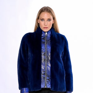 MINK FUR JACKET.Mink jacket from Saga furs. Features of this model: straight silhouette .The product is zipped along the shelves.