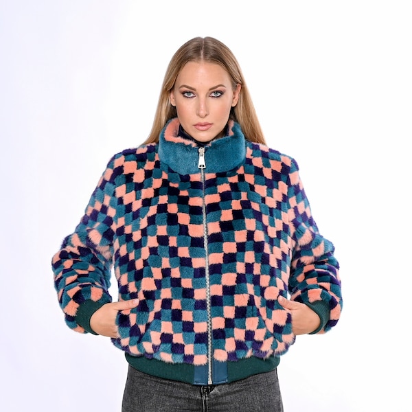 BOMBER EN FOURRURE DE VISON. Multicolore. Blouson aviateur scandinave en patchwork de vison, vert, corail et violet, vendu aux enchères par Saga Furs. Silhouette droite