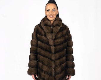 Manteau en fourrure de zibeline. Un luxueux manteau en fourrure de zibeline russe de Sojuzpushnina de couleur naturelle, un cadeau de luxe idéal pour des vacances d'hiver,