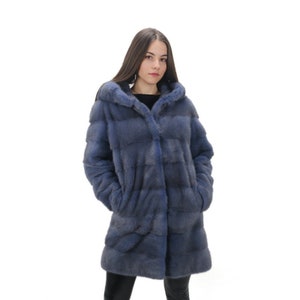 CAPPOTTO IN PELLICCIA DI VISONE, asta di pellicce Saga Cappotto dritto con cappuccio in visone scandinavo blu marlin, un regalo di lusso accogliente ed elegante per la stagione invernale