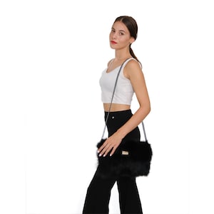 Bolso de piel de zorro.Bolso bandolera realizado en piel de zorro en color negro.