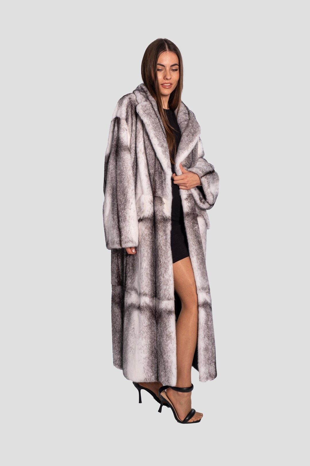 Fashion and Popular Women's Fur Coats In Winter Long Thick Mink Velvet Coat