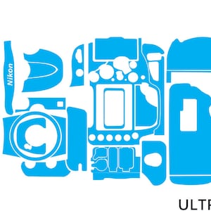 Puede incluir: Un kit de piel de cámara azul para una cámara Nikon. El kit incluye una variedad de piezas para cubrir el cuerpo de la cámara, el objetivo y otras partes.