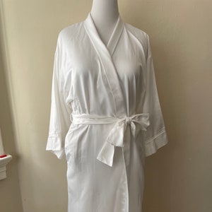 Taille M - vintage des années 90 Nature White Silky Robe, parfait pour une mariée !