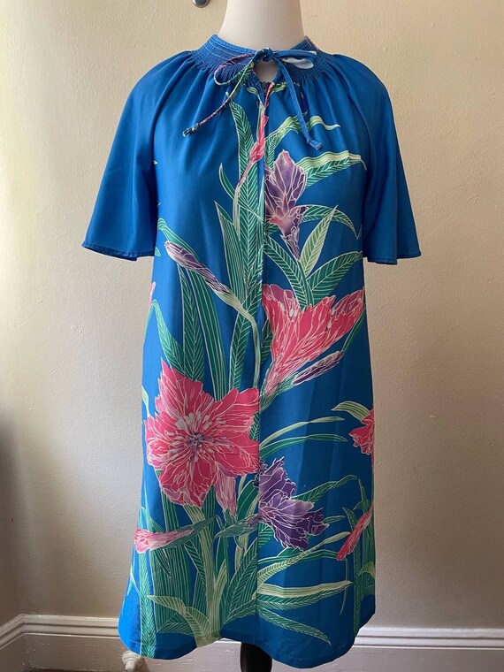 Size L - Vintage 70s Blue Floral Tropical Housedr… - image 1