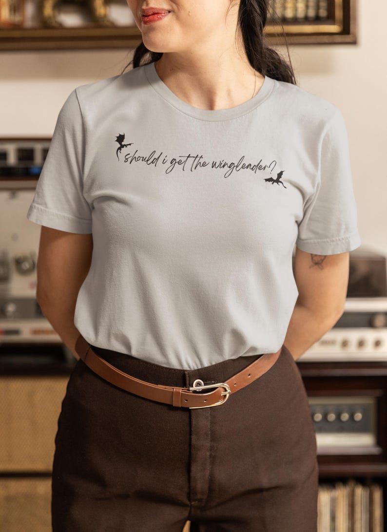 Fourth Wing Inspired Tee: 'Should I get the wingleader?' Dragon Booktok Shirt bild 2