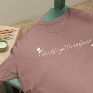 Fourth Wing Inspired Tee: 'Should I get the wingleader?' Dragon Booktok Shirt bild 5
