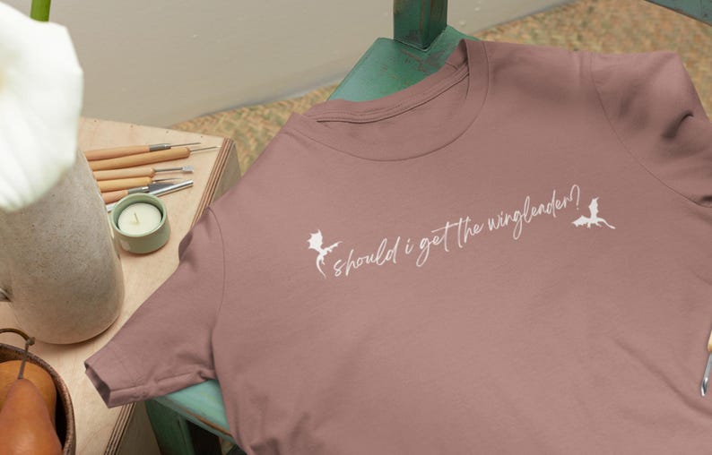 Fourth Wing Inspired Tee: 'Should I get the wingleader?' Dragon Booktok Shirt bild 5