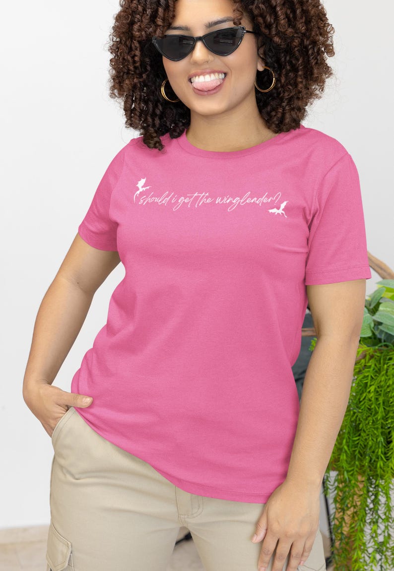 Fourth Wing Inspired Tee: 'Should I get the wingleader?' Dragon Booktok Shirt bild 4