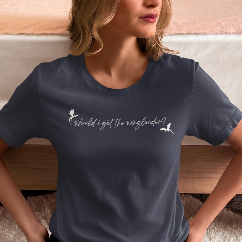 Fourth Wing Inspired Tee: 'Should I get the wingleader?' Dragon Booktok Shirt bild 1