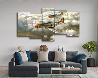 Può includere: Un set di cinque stampe su tela che presenta un dipinto in stile vintage di due aerei da combattimento P-51 Mustang che volano tra le nuvole. Gli aerei sono dipinti con un motivo mimetico con segni rossi e bianchi. Le nuvole sono bianche e soffici, e il cielo è di un azzurro chiaro.