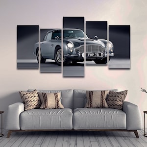 Può includere: Un set di cinque stampe su tela che presenta un'auto classica color argento con una targa nera che recita "FMP 7B". L'auto è su uno sfondo grigio scuro.