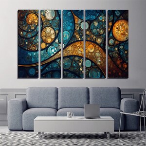 Op de afbeelding: Abstracte kunstprint met een meerdelig ontwerp. De print heeft een draaiend patroon van blauwe en gouden cirkels en lijnen.