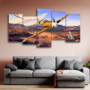 Puede incluir: Un conjunto de cinco impresiones en lienzo que representan un avión amarillo y marrón volando sobre un paisaje desértico. El avión está en el aire, con las alas extendidas. El paisaje desértico es una mezcla de arena y rocas, con algunos árboles en la distancia. El cielo es de un azul brillante, con algunas nubes en la distancia.